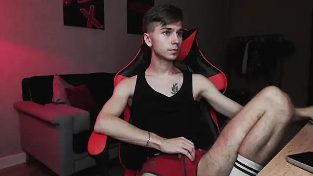 Joseph  Quinn online show from October 2025 01:22:02 PM