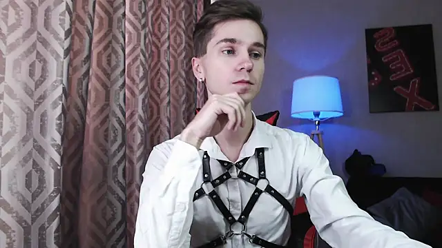 Joseph  Quinn online show from November 2025 05:29:02 AM