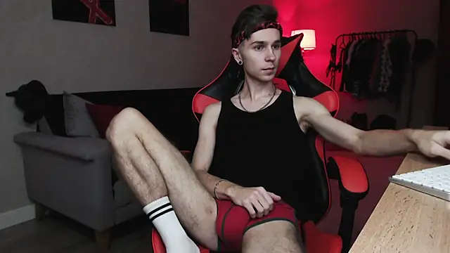 Joseph  Quinn online show from November 2025 04:54:02 AM