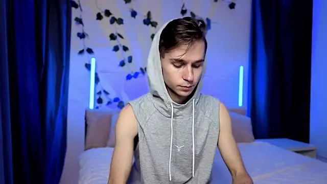 Joseph  Quinn online show from November 2025 04:09:01 PM