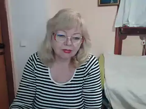 Snapshot of EvelynLoveShy chatting on December 2024 08:18:01 AM EvelynLoveShy online show from December 2024 08:18:01 AM