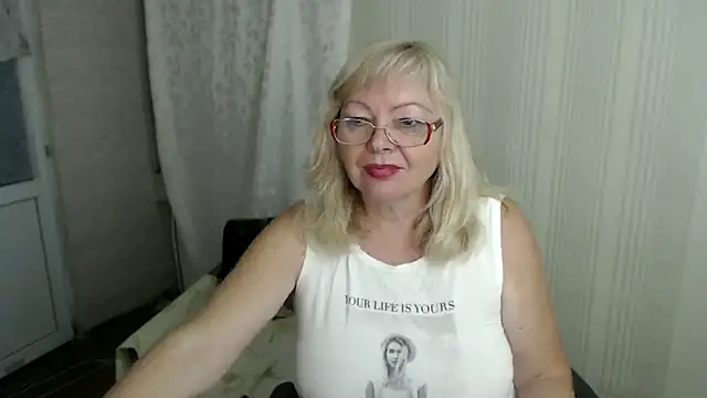 Snapshot of EvelynLoveShy chatting on September 2025 10:47:01 PM EvelynLoveShy online show from September 2025 10:47:01 PM