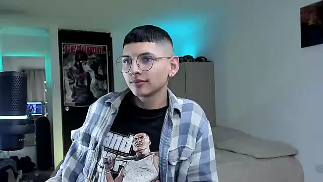 Snapshot of a_lejandro_0_8 chatting on December 2024 01:02:02 AM a lejandro 0 8 online show from December 2024 01:02:02 AM