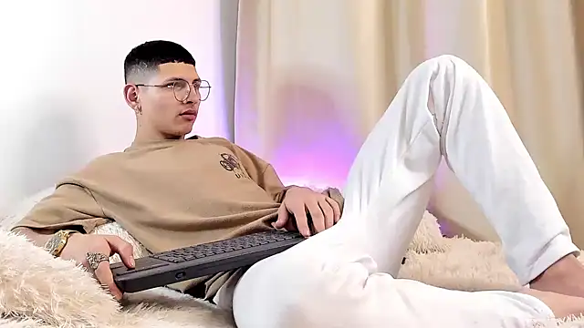 Snapshot of a_lejandro_0_8 chatting on December 2024 04:01:02 AM a lejandro 0 8 online show from December 2024 04:01:02 AM