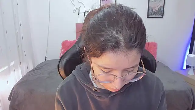 Snapshot of Amy_joones chatting on November 2025 01:10:02 PM Amy joones online show from November 2025 01:10:02 PM