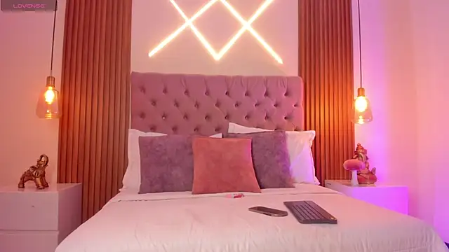 Sophia turneer online show from September 2025 02:00:02 AM