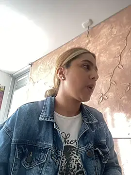 Miabonnett  online show from November 2025 12:16:02 PM