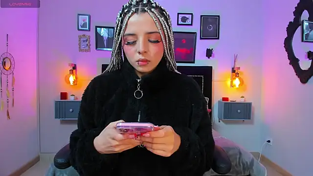 Charlotte  Benett online show from November 2025 04:11:02 AM