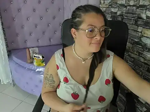 Snapshot of SaraThomso chatting on December 2024 06:13:02 AM SaraThomso online show from December 2024 06:13:02 AM