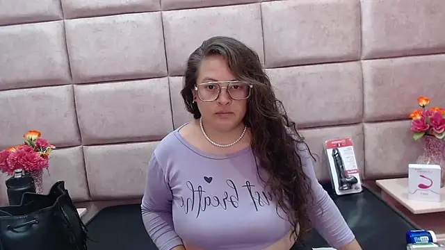 Snapshot of SaraThomso chatting on February 2025 03:00:02 AM SaraThomso online show from February 2025 03:00:02 AM