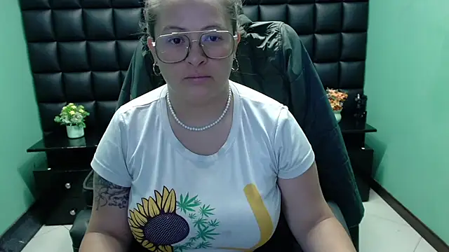 Snapshot of SaraThomso chatting on February 2025 03:01:02 AM SaraThomso online show from February 2025 03:01:02 AM