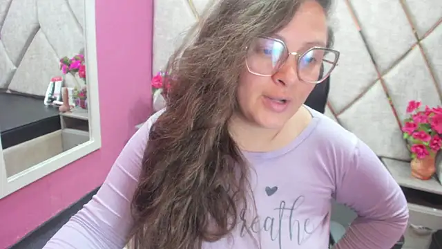 Snapshot of SaraThomso chatting on October 2025 04:08:02 AM SaraThomso online show from October 2025 04:08:02 AM