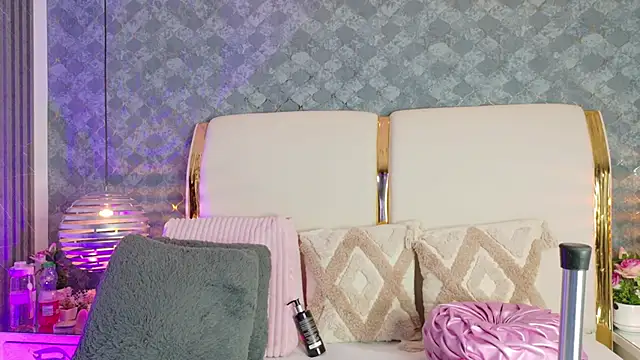 Snapshot of SenniaBella chatting on February 2026 01:43:01 PM SenniaBella online show from February 2026 01:43:01 PM