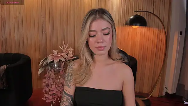 ViolettHansson online show from November 2025 07:02:02 PM