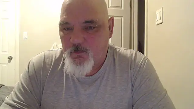 Newfiesausage1972 online show from February 2025 11:10:02 AM