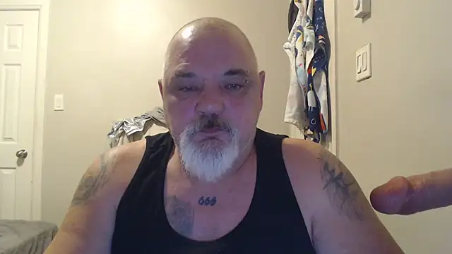 Newfiesausage1972 online show from February 2025 09:26:02 PM