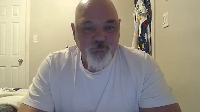 Newfiesausage1972 online show from March 2025 04:42:02 PM