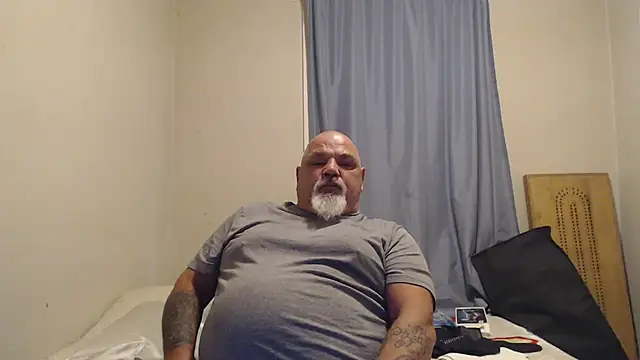 Newfiesausage1972 online show from September 2025 03:12:01 PM