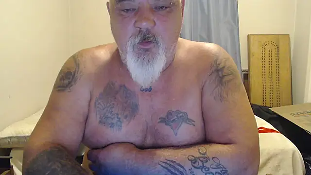 Newfiesausage1972 online show from September 2025 12:29:01 PM