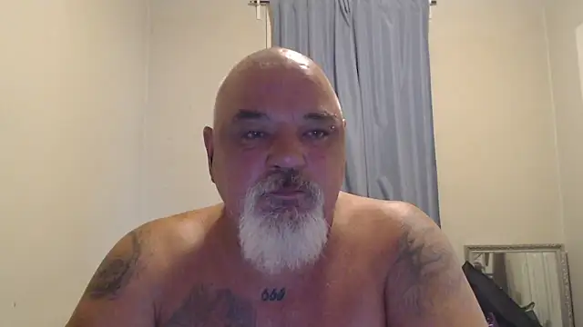 Newfiesausage1972 online show from October 2025 09:37:02 PM