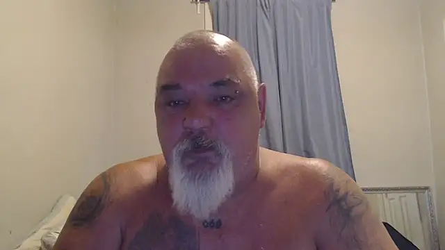 Newfiesausage1972 online show from October 2025 07:25:01 PM