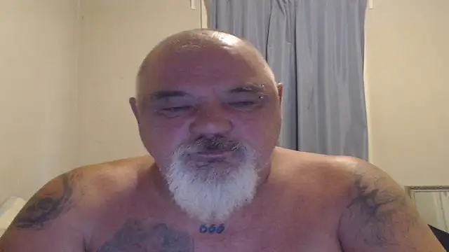 Newfiesausage1972 online show from October 2025 01:23:02 PM