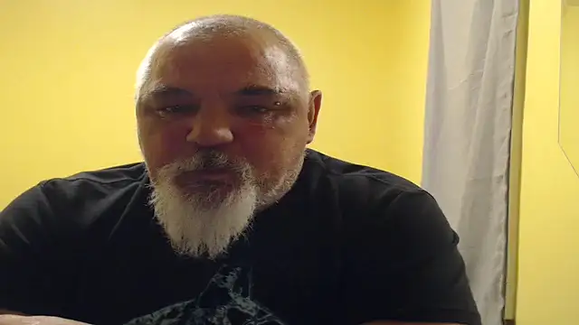 Newfiesausage1972 online show from November 2025 01:51:02 AM