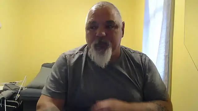 Newfiesausage1972 online show from November 2025 01:45:01 PM