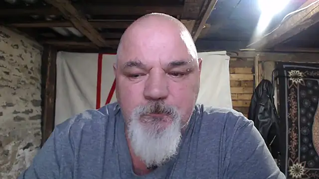 Newfiesausage1972 online show from November 2025 08:56:01 PM