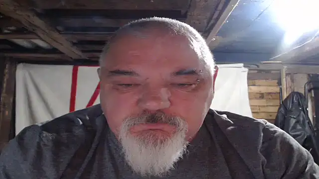 Newfiesausage1972 online show from December 2025 10:20:01 AM