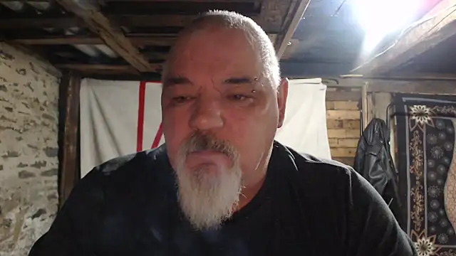 Newfiesausage1972 online show from December 2025 09:13:02 AM