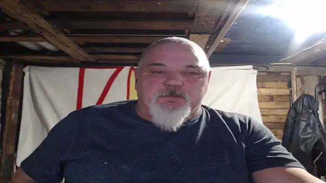 Newfiesausage1972 online show from December 2025 09:09:02 PM