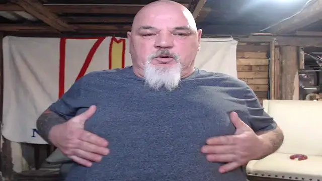 Newfiesausage1972 online show from February 2026 09:00:02 PM