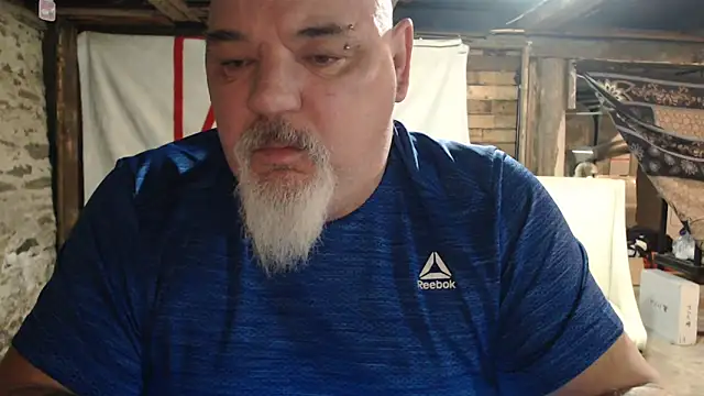 Newfiesausage1972 online show from February 2026 06:59:02 AM