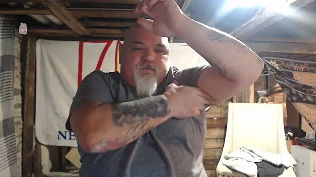 Newfiesausage1972 online show from February 2026 09:40:01 AM