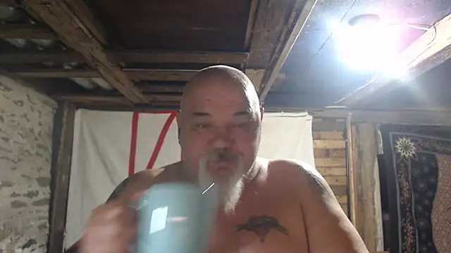 Newfiesausage1972 online show from April 2026 08:40:02 AM