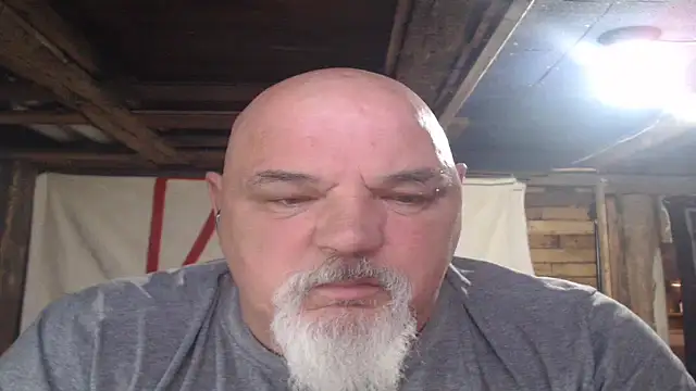 Newfiesausage1972 online show from April 2026 09:10:02 PM