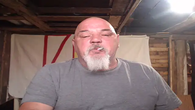 Newfiesausage1972 online show from May 2026 01:27:01 PM