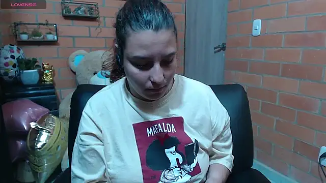 Snapshot of alexia_87 chatting on November 2025 09:59:01 PM alexia 87 online show from November 2025 09:59:01 PM