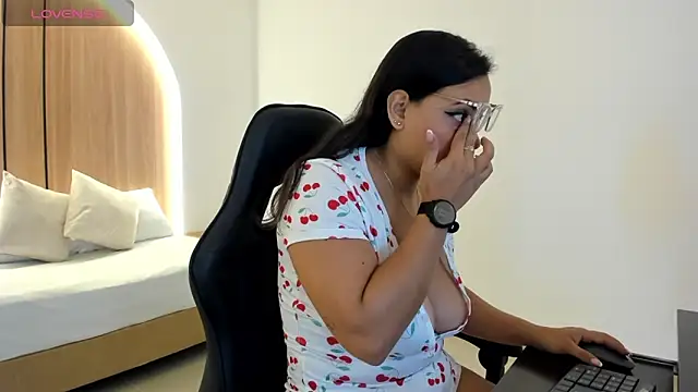 zoe danae  online show from October 2025 12:15:01 PM