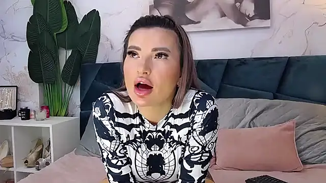 Snapshot of NightshadeIris chatting on December 2024 08:21:01 AM NightshadeIris online show from December 2024 08:21:01 AM