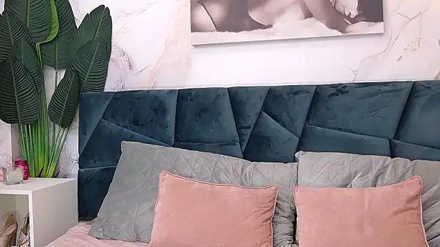 Snapshot of NightshadeIris chatting on January 2025 08:17:01 AM NightshadeIris online show from January 2025 08:17:01 AM