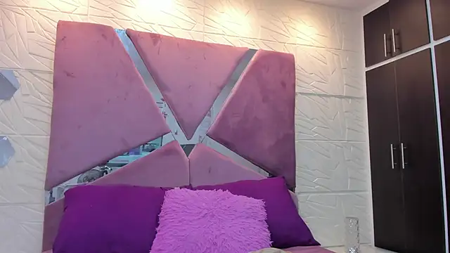 Charlotte Ice1 online show from November 2025 03:27:02 PM