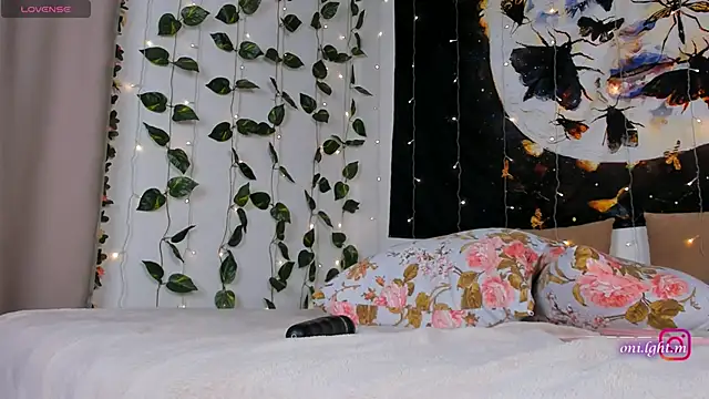 monikamelt online show from May 2026 06:03:01 PM
