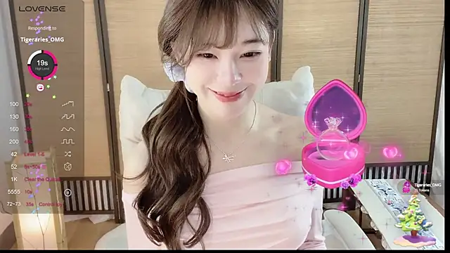 Snapshot of Yuuuuuly chatting on December 2024 04:49:02 PM Yuuuuuly online show from December 2024 04:49:02 PM