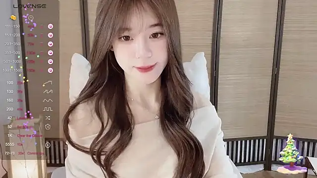 Snapshot of Yuuuuuly chatting on December 2024 03:42:02 PM Yuuuuuly online show from December 2024 03:42:02 PM