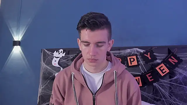 MikaelSlow online show from October 2025 04:05:02 AM