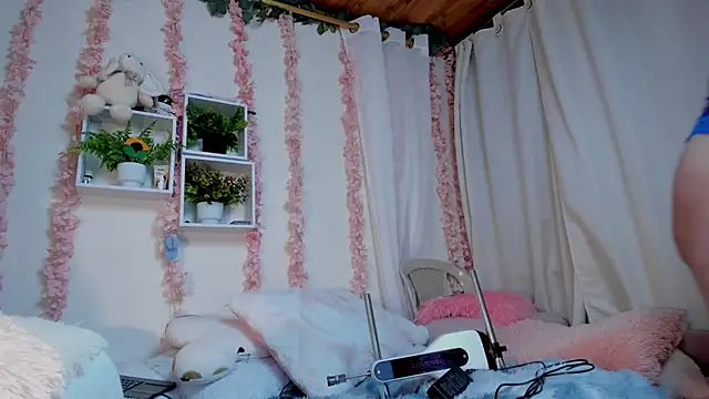 Idara and Edahi01 online show from October 2025 07:47:02 PM