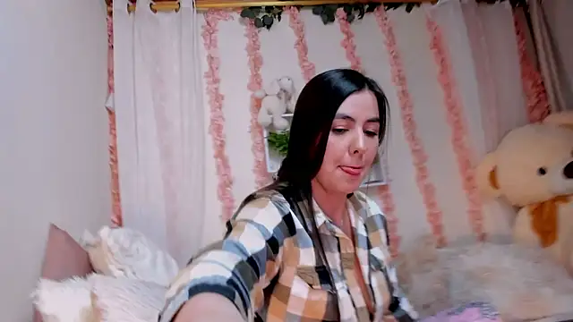 Idara and Edahi01 online show from November 2025 06:23:02 AM