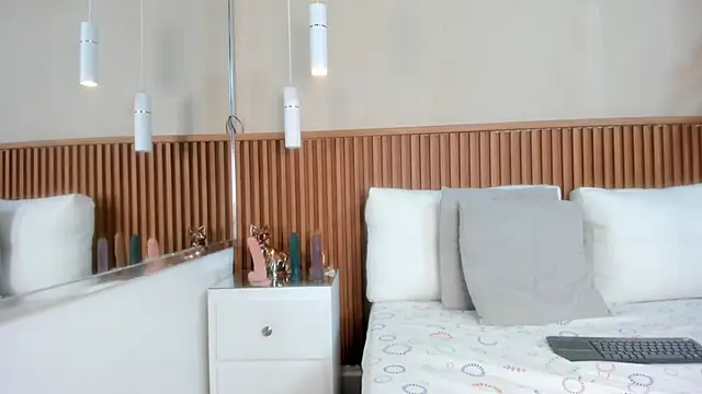 emmy lander online show from November 2025 07:36:02 PM